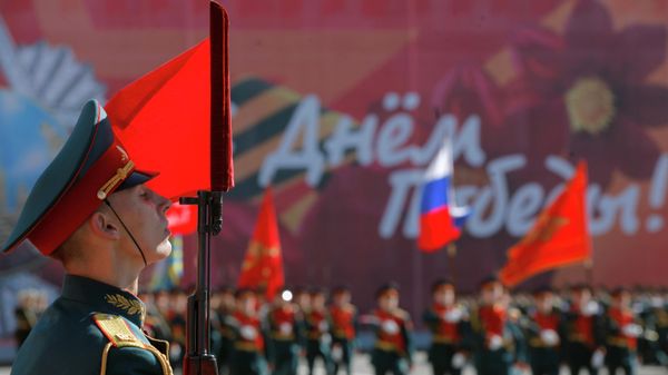 Военнослужащие парадных расчетов во время генеральной репетиции Парада Победы на Дворцовой площади в Санкт-Петербурге - Sputnik Азербайджан