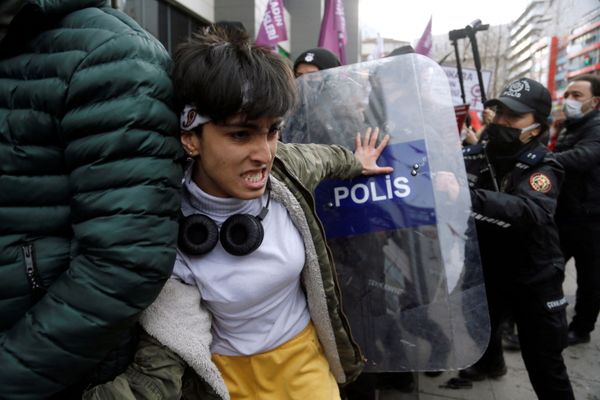 Женщина борется с полицией во время протеста в преддверии Международного женского дня в Анкаре, Турция. - Sputnik Азербайджан