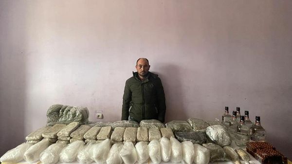 Здержанные контрабандисты, которые пытались провести  наркотические средства и психотропные препараты - Sputnik Азербайджан
