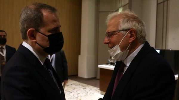 Министр иностранных дел Азербайджана Джейхун Байрамов и Верховный представитель Европейского союза по иностранным делам и политике безопасности Жозеп Боррель во время встречи - Sputnik Азербайджан