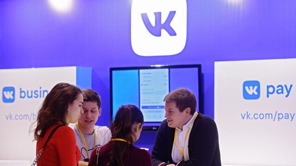 Участники конференции в одной из выставочных зон CryptoEvent - Sputnik Азербайджан