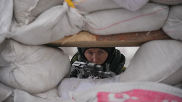Украинские военные охраняют блокпост на главной дороге в Киеве, Украина - Sputnik Азербайджан