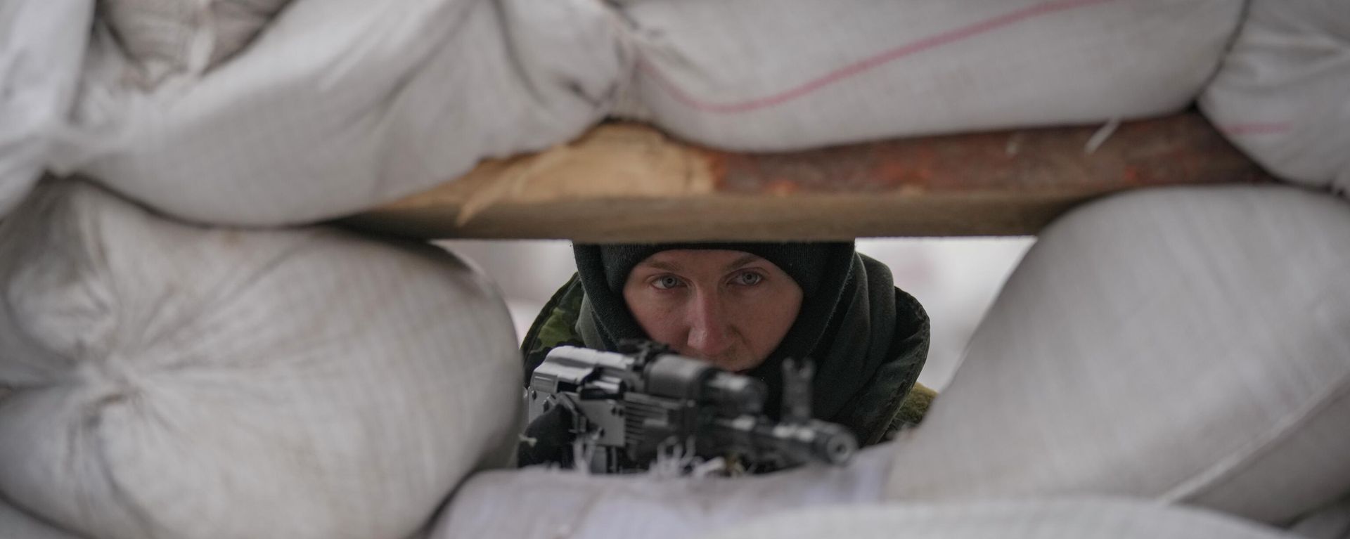 Украинские военные охраняют блокпост на главной дороге в Киеве, Украина - Sputnik Азербайджан, 1920, 15.03.2022