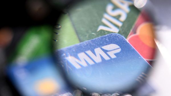 Логотипы платежных систем Visa, Mastercard и Мир на банковских картах в Москве - Sputnik Азербайджан