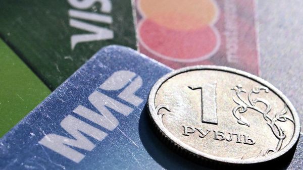 Логотипы платежных систем Visa, Mastercard и Мир на банковских картах в Москве - Sputnik Азербайджан
