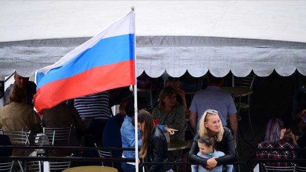 Отдыхающие на прогулочном катере на Москва-реке - Sputnik Азербайджан