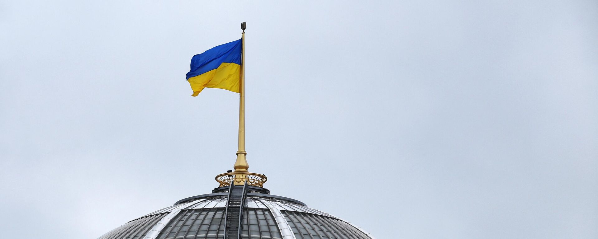Государственный флаг Украины на здании Верховной рады в Киеве - Sputnik Азербайджан, 1920, 10.01.2025