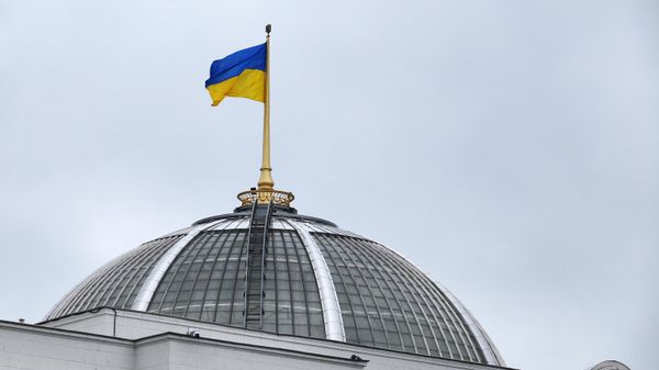 Государственный флаг Украины на здании Верховной рады в Киеве - Sputnik Азербайджан