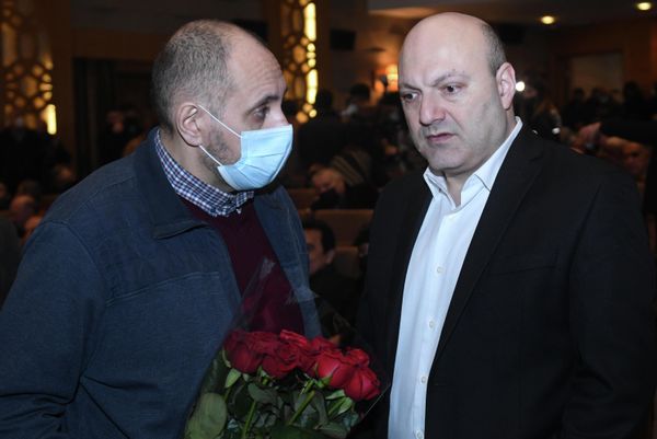 Среди гостей были вдова Ибрагимбекова Шохрат Ибрагимбекова, сын - режиссер и сценарист Фуад Ибрагимбеков, дочь – актриса Фатима Ибрагимбекова вместе со своей семьей. - Sputnik Азербайджан
