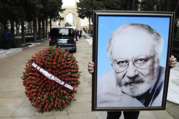 В 1976 году он получил почетное звание "Заслуженный деятель искусств", а в 1998 году – "Народный писатель", за заслуги в развитии азербайджанской литературы и киноискусства был удостоен высокой государственной награды Азербайджанской Республики – ордена "Шохрат". - Sputnik Азербайджан
