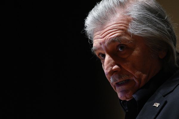 Церемония прощания с народным писателем Азербайджана Рустамом Ибрагимбековым. - Sputnik Азербайджан