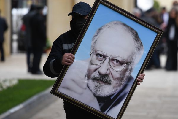 В церемонии прощания приняли участие родные и близкие кинорежиссера, известные деятели культуры Азербайджана, а также почитатели его творчества. - Sputnik Азербайджан