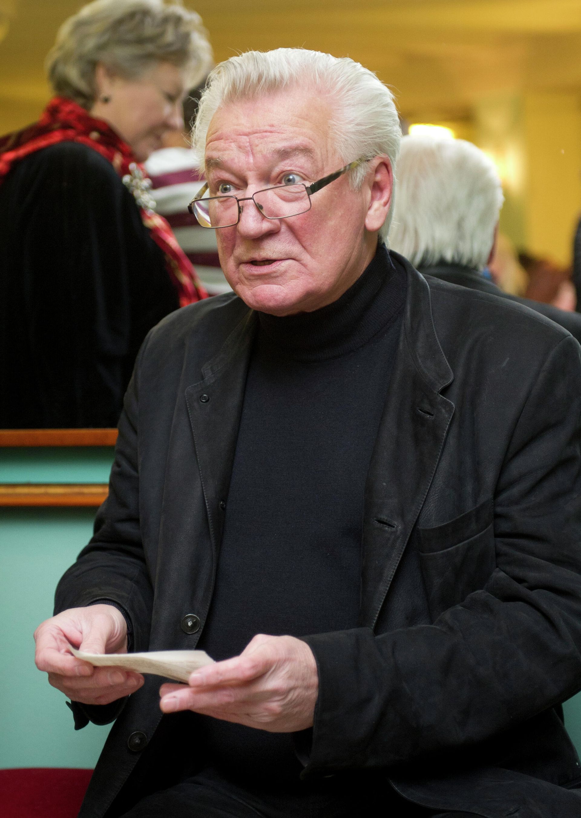 Актер Аристарх Ливанов перед началом юбилейного вечера, посвященного 75-летию Центрального Дома актера, который прошел в Театре им. Е. Вахтангова - Sputnik Азербайджан, 1920, 16.03.2022