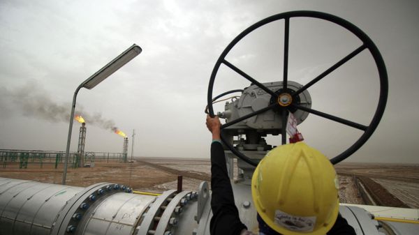 Сотрудник на нефтегазовом месторождении в Ираке - Sputnik Азербайджан