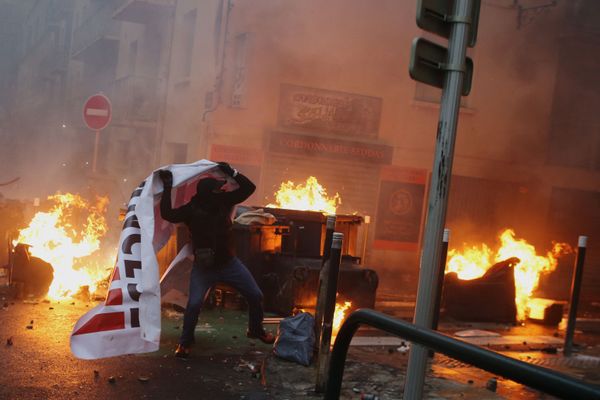 Столкновения протестующих с полицией в корсиканской Бастии, вызванные нападением на Ивана Колонну - националиста, содержащегося в тюрьме. - Sputnik Азербайджан