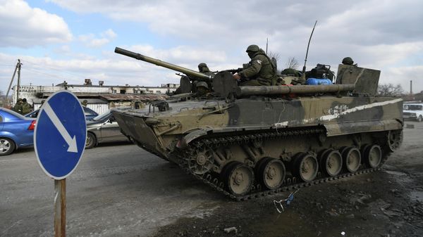 Бронемашина БМД-3 НА на выезде из Мариуполя - Sputnik Азербайджан