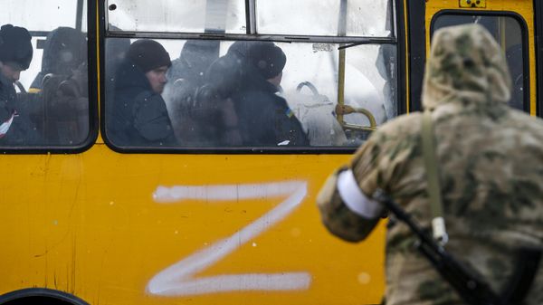 Автобус с украинскими военнопленными на окраине Мариуполя - Sputnik Азербайджан