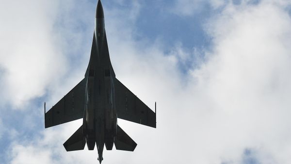 Истребитель Су-35 на совместных стратегических учениях подразделения Псковского гвардейского десантно-штурмового соединения воздушно-десантных войск (ВДВ)  - Sputnik Азербайджан