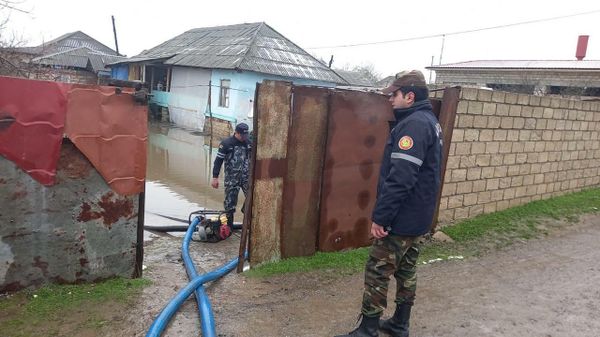 В Азербайджане продолжают бороться с последствиями подтопления - Sputnik Азербайджан