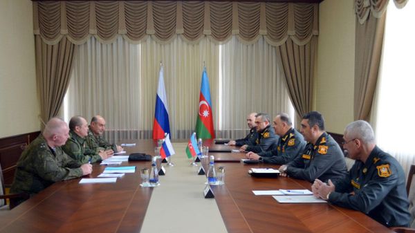 Главнокомандующий Сухопутными войсками ВС РФ Алексей Ким  с начгенштаба ВС Азербайджана Керимом  - Sputnik Азербайджан
