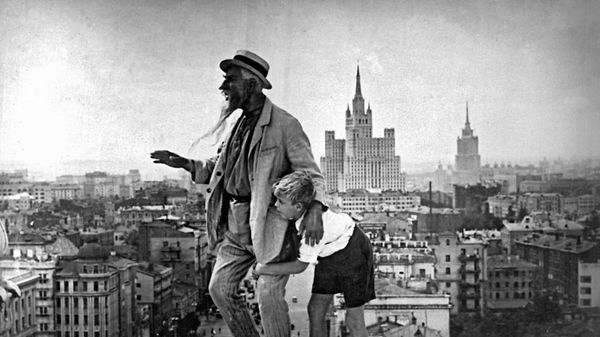 Актеры Николай Волков в роли Хоттабыча и Алексей Литвинов в роли Вольки в фильме Старик Хоттабыч (режиссер Геннадий Казанский). - Sputnik Азербайджан