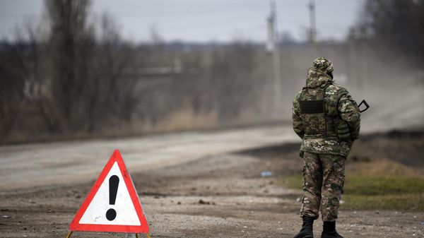 Военнослужащий ВС РФ на контрольно-пропускном пункте в Армянске. - Sputnik Азербайджан