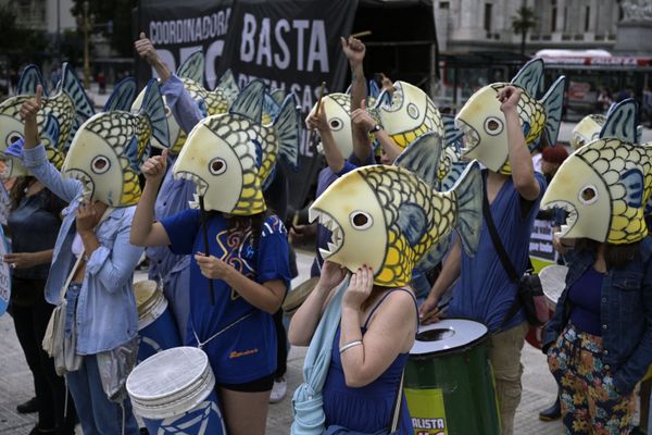 Члены экологической организации "Восстание против вымирания" протестуют в Международный день водных ресурсов в Буэнос-Айресе Аргентина. - Sputnik Азербайджан