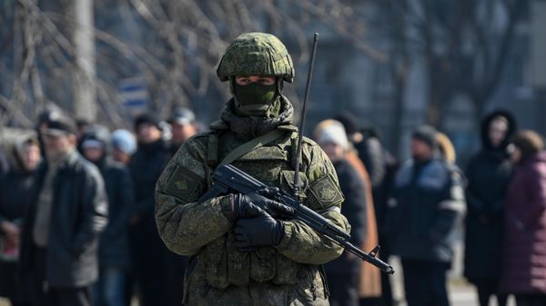 Военнослужащий РФ на месте раздачи гуманитарной помощи, доставленной из России, жителям Мариуполя - Sputnik Азербайджан