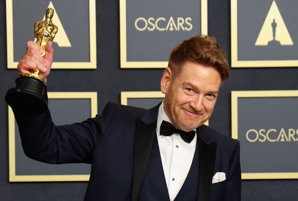 Кеннет Брана позирует с «Оскаром» за лучший оригинальный сценарий фильма «Белфаст».  - Sputnik Азербайджан