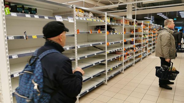 Пустые полки и очереди: как выглядит продовольственный кризис в Афинах? - Sputnik Азербайджан
