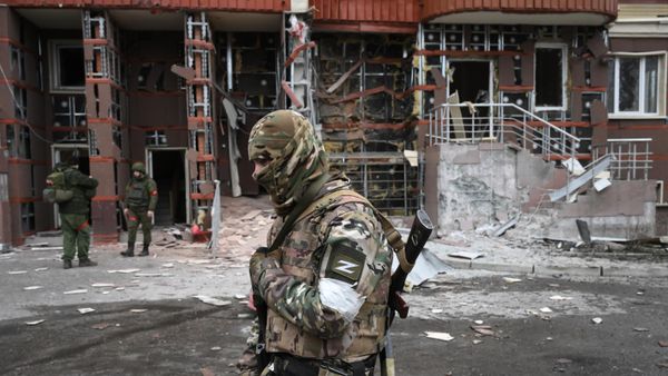 Военнослужащие во дворе многоэтажного жилого дома в Донецке - Sputnik Азербайджан