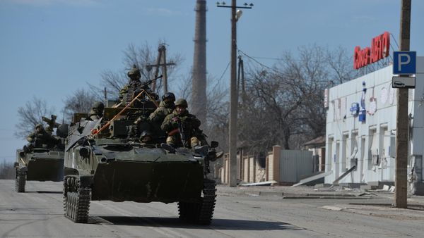 Российская военная техника на одной из улиц Мариуполя - Sputnik Азербайджан
