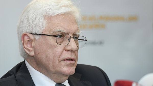 Российский дипломат, Чрезвычайный и Полномочный посол в Азербайджане Михаил Бочарников во время встречи с жруналистами - Sputnik Азербайджан