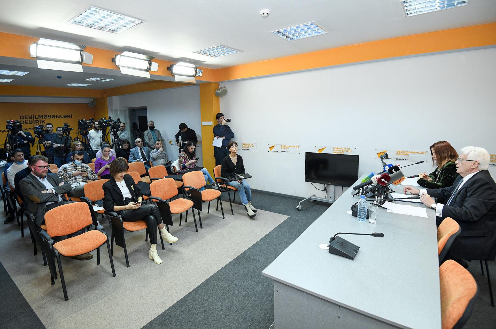 Во время встречи с жруналистами - Sputnik Азербайджан, 1920, 30.03.2022