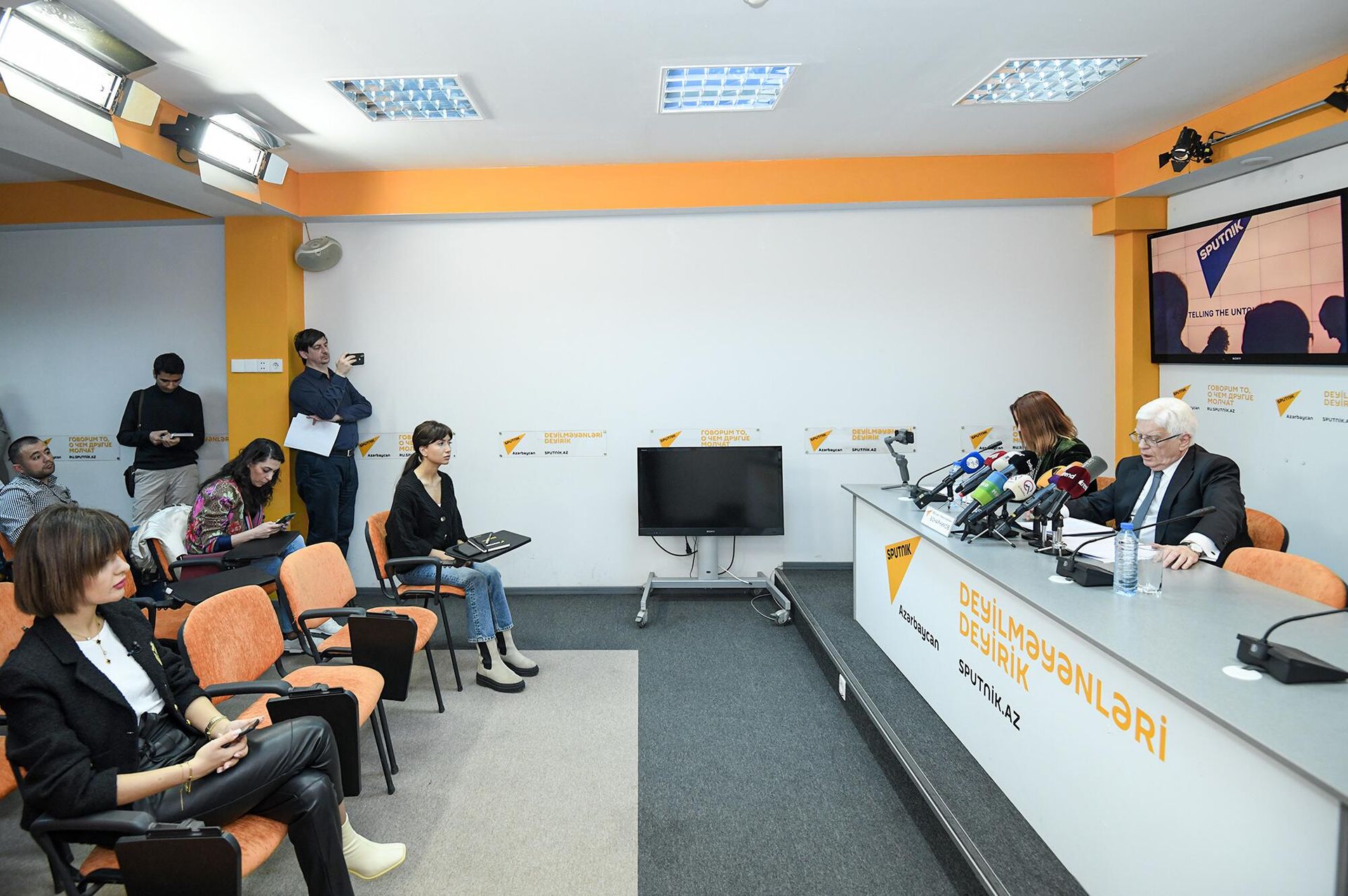 Во время встречи с жруналистами - Sputnik Азербайджан, 1920, 30.03.2022