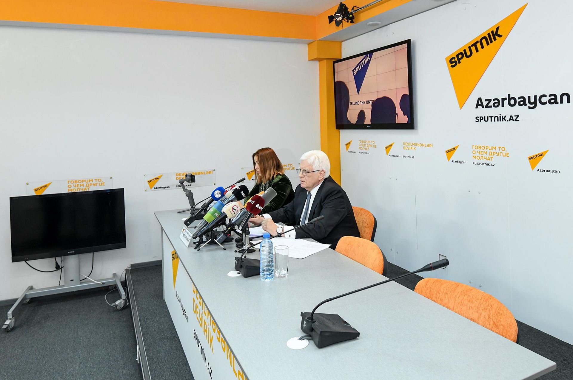 Во время встречи с жруналистами - Sputnik Азербайджан, 1920, 30.03.2022