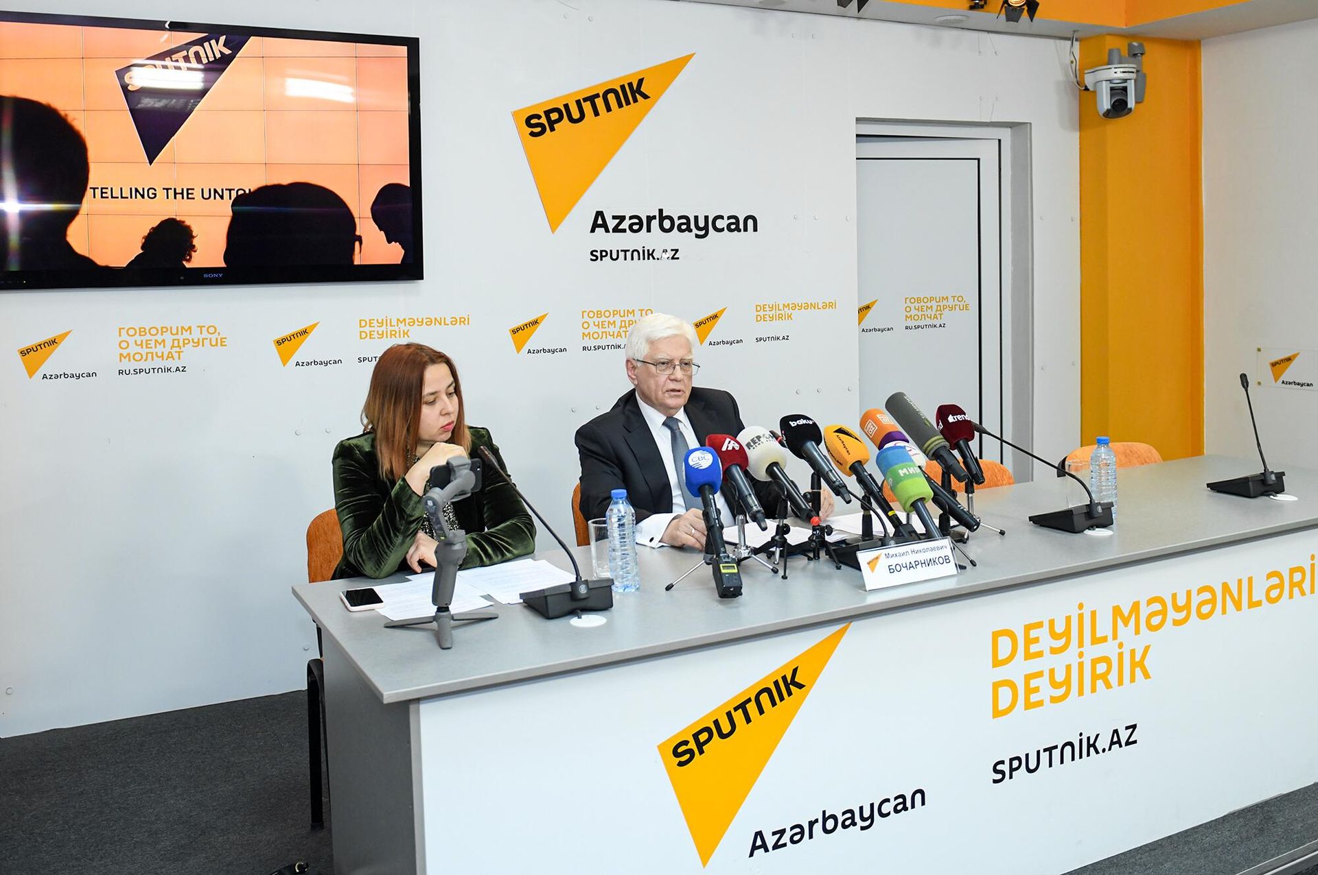 Во время встречи с жруналистами - Sputnik Азербайджан, 1920, 30.03.2022