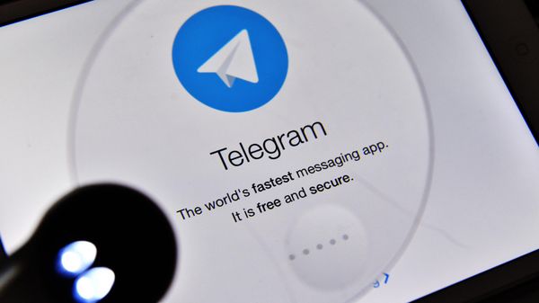 Логотип мессенджера Telegram на экране планшета - Sputnik Азербайджан