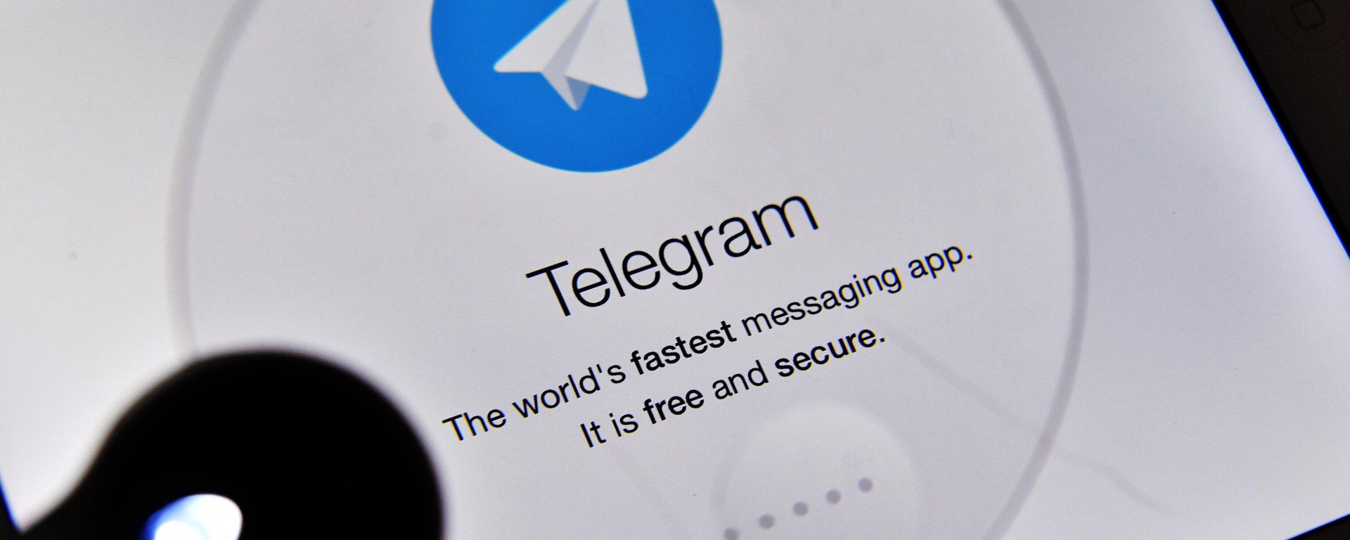 Логотип мессенджера Telegram на экране планшета - Sputnik Азербайджан, 1920, 26.08.2024