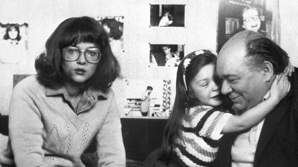 Актеры Евгений Леонов (справа) и Александра Яковлева (слева) в фильме Слезы капали (режиссер Георгий Данелия, киностудия Мосфильм). - Sputnik Азербайджан