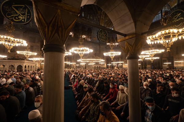 После упразднения халифата долгое время Святая София была музеем, пока в 2020 президент Турции Реджеп Эрдоган снова не объявил её Большой мечетью. - Sputnik Азербайджан
