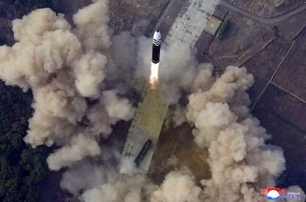 На этом снимке, сделанном 24 марта 2022 года и опубликованном официальным северокорейским центральным информационным агентством 25 марта, показан испытательный пуск межконтинентальной баллистической ракеты (МБР) нового типа "Хвасонпхо-17" стратегических сил Северной Кореи. - Sputnik Азербайджан
