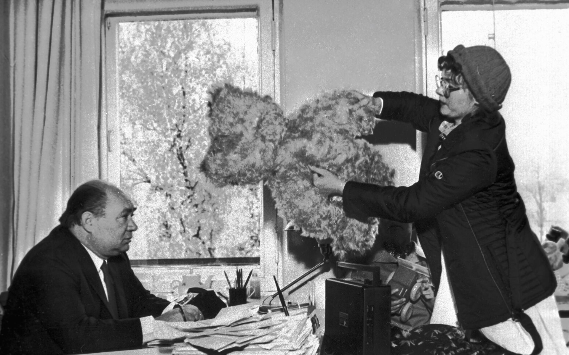 Актеры Евгений Леонов (слева) и Александра Яковлева в фильме Слезы капали (режиссер Георгий Данелия, киностудия Мосфильм) - Sputnik Азербайджан, 1920, 02.04.2022