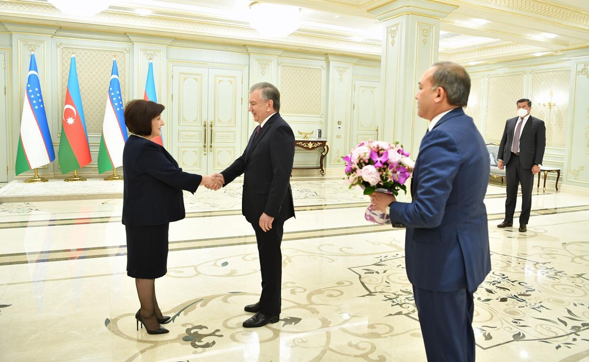 Milli Məclisin sədri Sahibə Qafarova Özbəkistan Prezidenti Şavkat Mirziyoyev ilə görüşüb - Sputnik Азербайджан, 1920, 02.04.2022
