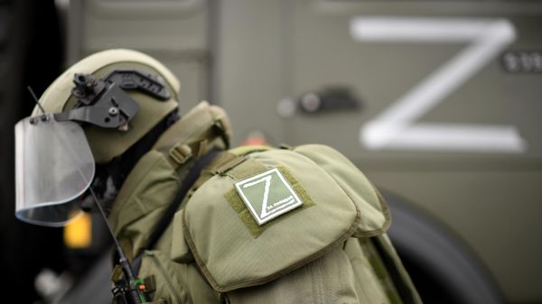 Военнослужащий специализированного подразделения инженерных войск ВС РФ во время демонстрации робототехнического комплекса разминирования Уран-6 - Sputnik Азербайджан