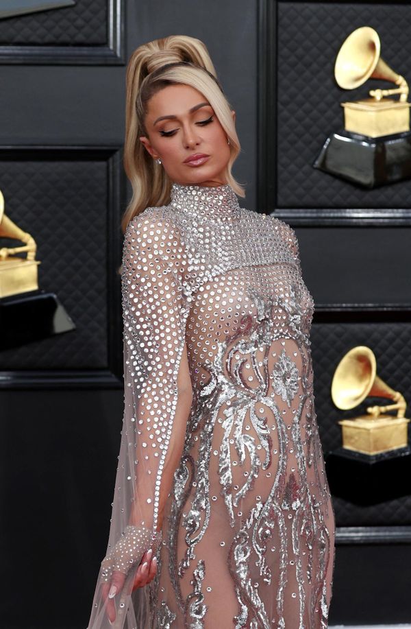 Киноактриса Пэрис Хилтон на церемонии вручения музыкальной премии Grammy в Лас-Вегасе. - Sputnik Азербайджан