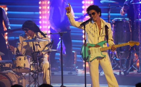 Группа Silk Sonic на церемонии вручения музыкальной премии Grammy в Лас-Вегасе. - Sputnik Азербайджан