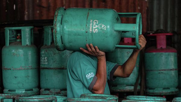 Рабочий несет пустой газовый баллон, фото из архива - Sputnik Азербайджан