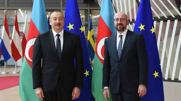 Brüsseldə işgüzar səfərdə olan Azərbaycan Respublikasının Prezidenti İlham Əliyev ilə Avropa İttifaqı Şurasının Prezidenti Şarl Mişel arasında görüş - Sputnik Азербайджан