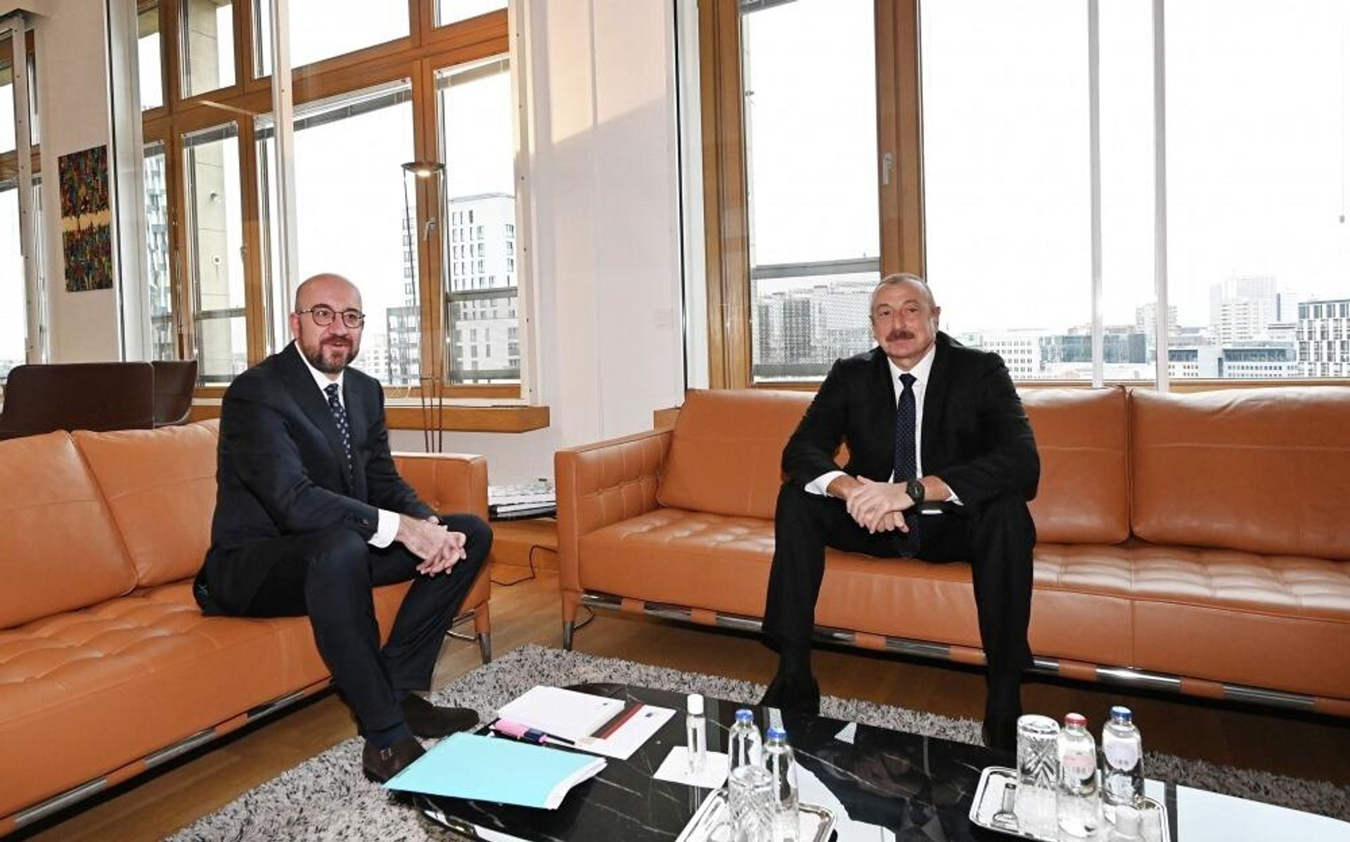 Brüsseldə işgüzar səfərdə olan Azərbaycan Respublikasının Prezidenti İlham Əliyev ilə Avropa İttifaqı Şurasının Prezidenti Şarl Mişel arasında görüş - Sputnik Азербайджан, 1920, 06.04.2022